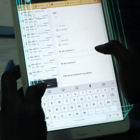 Quelqu'un manipule une tablette avec le dispositif