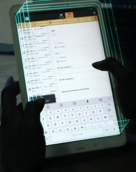 Quelqu'un manipule une tablette avec le dispositif