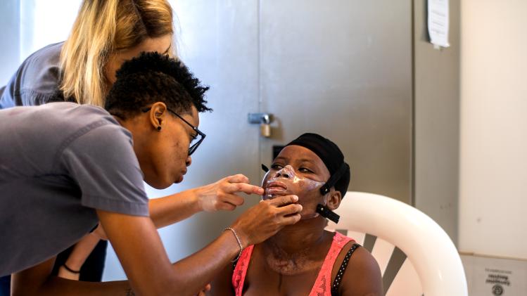 Haiti - Patiente, Elise tauveron et un médecin